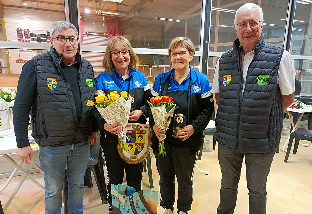 Rozand Chantal et Tronel Isabelle, entourées de Michel Dibenedetto et Gilbert Coeur. Rozand Chantal et Tronel Isabelle, entourées de Michel Dibenedetto et Gilbert Coeur.